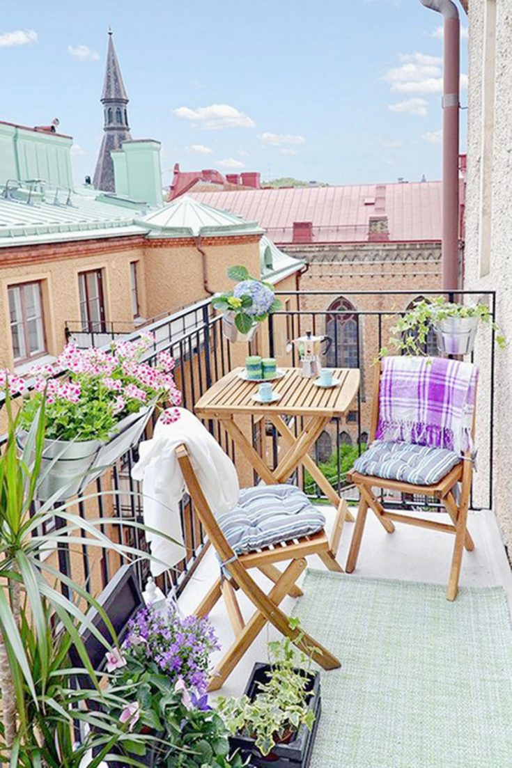 Small Balcony Apartment With Charming Looks