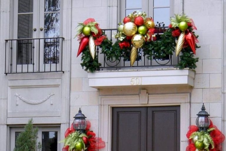 Charming Christmas Balcony Decoration