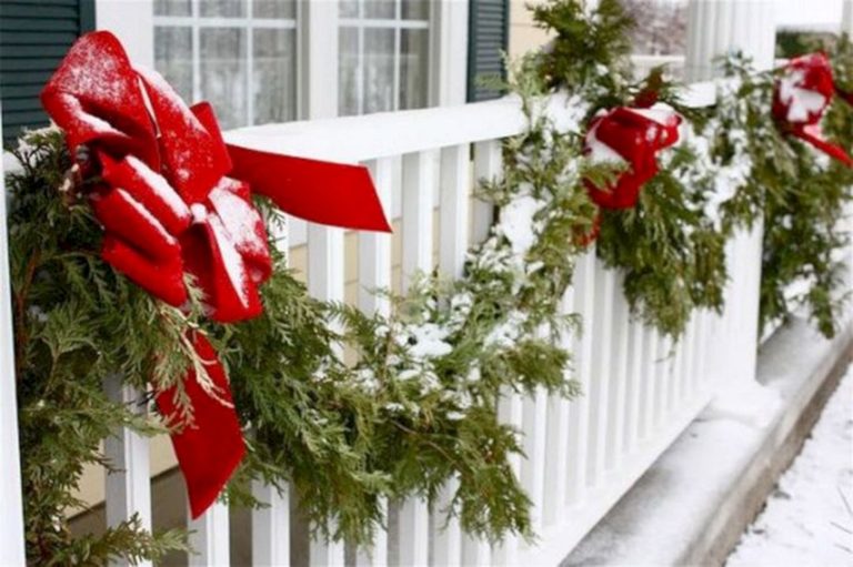 Fascinating Christmas Balcony Ideas