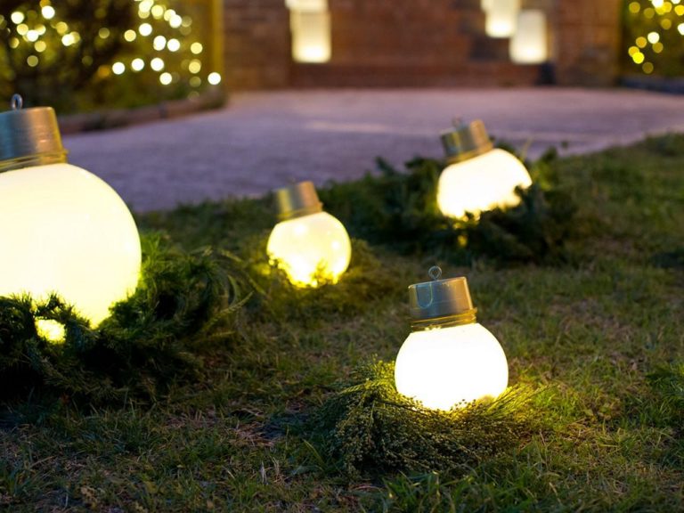 Front Yard Christmas Lamps Ideas