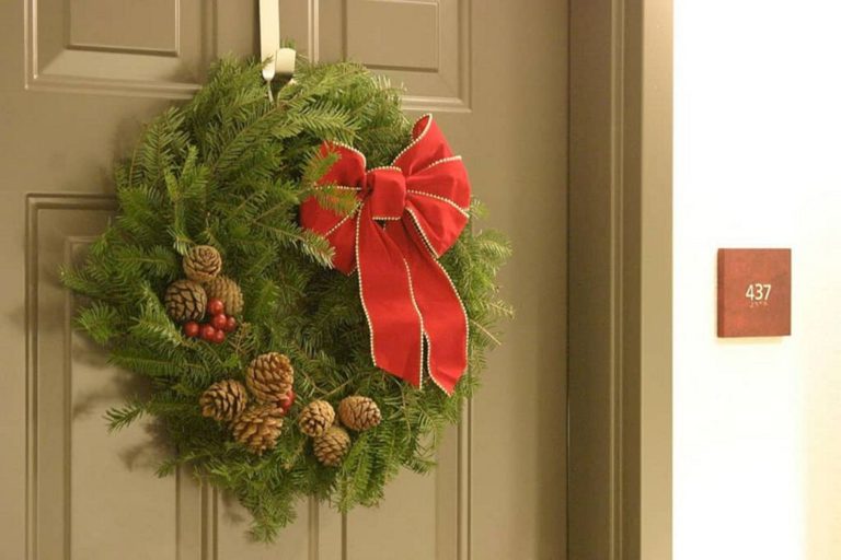 Simple DIY Christmas Door Decoration Ideas