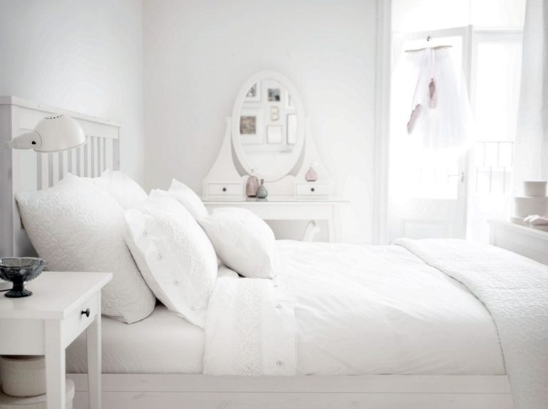Cozy Bedroom With White Color Schemes For Warm Winter