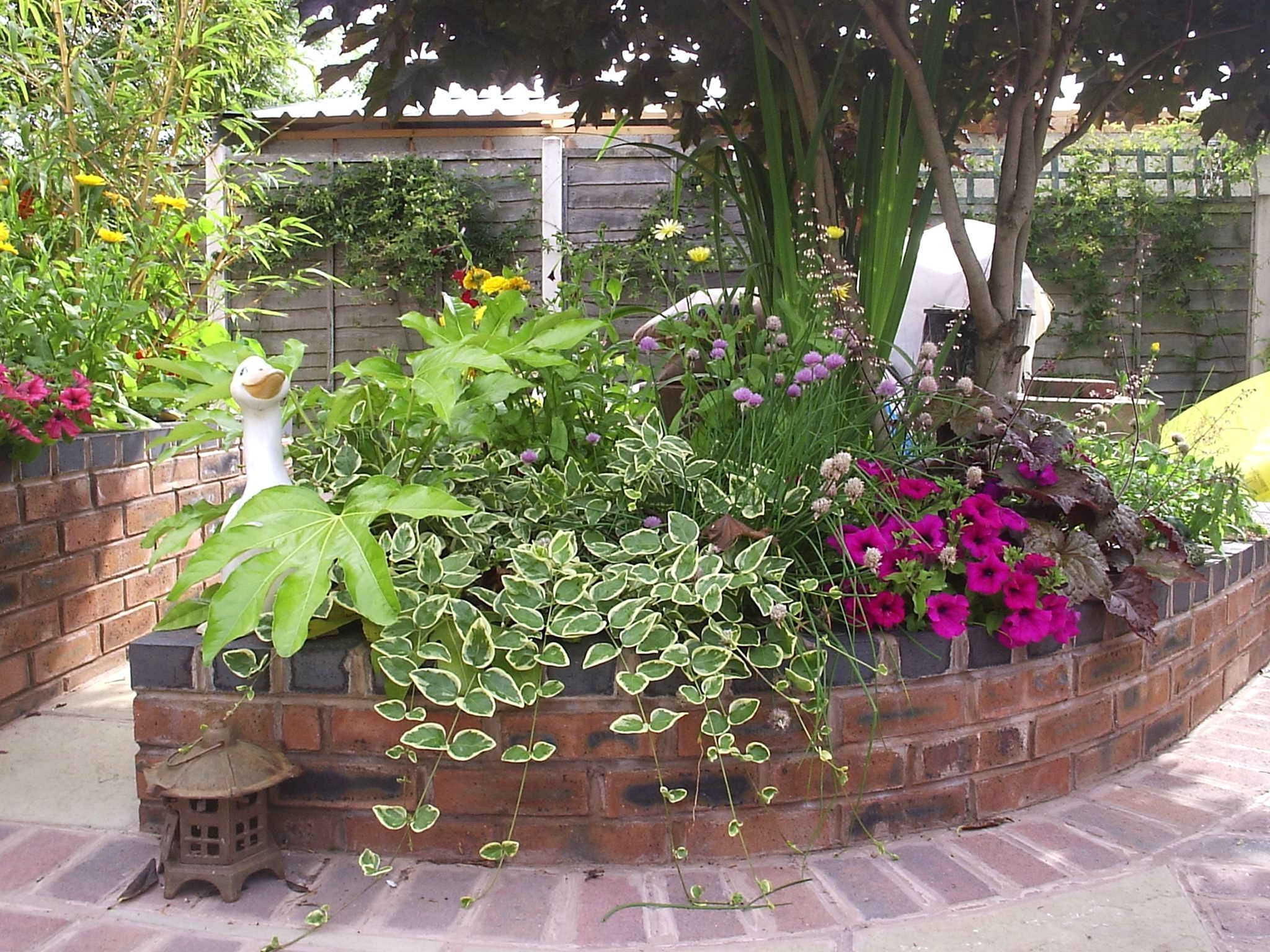 7 wonderful brick flower beds ideas for your garden - homagz
