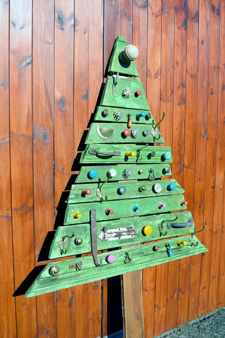 Unique DIY Wooden Christmas Tree With Knobs On