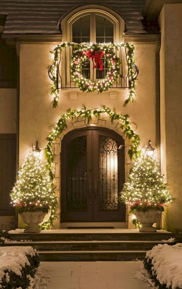 Christmas Front Door Decorations You Will Want For Your House