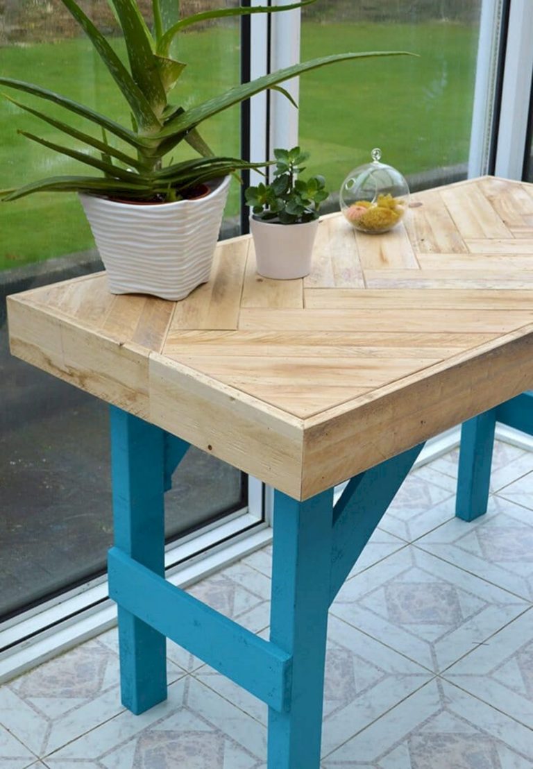 DIY Wooden Table made with Pallet Wood